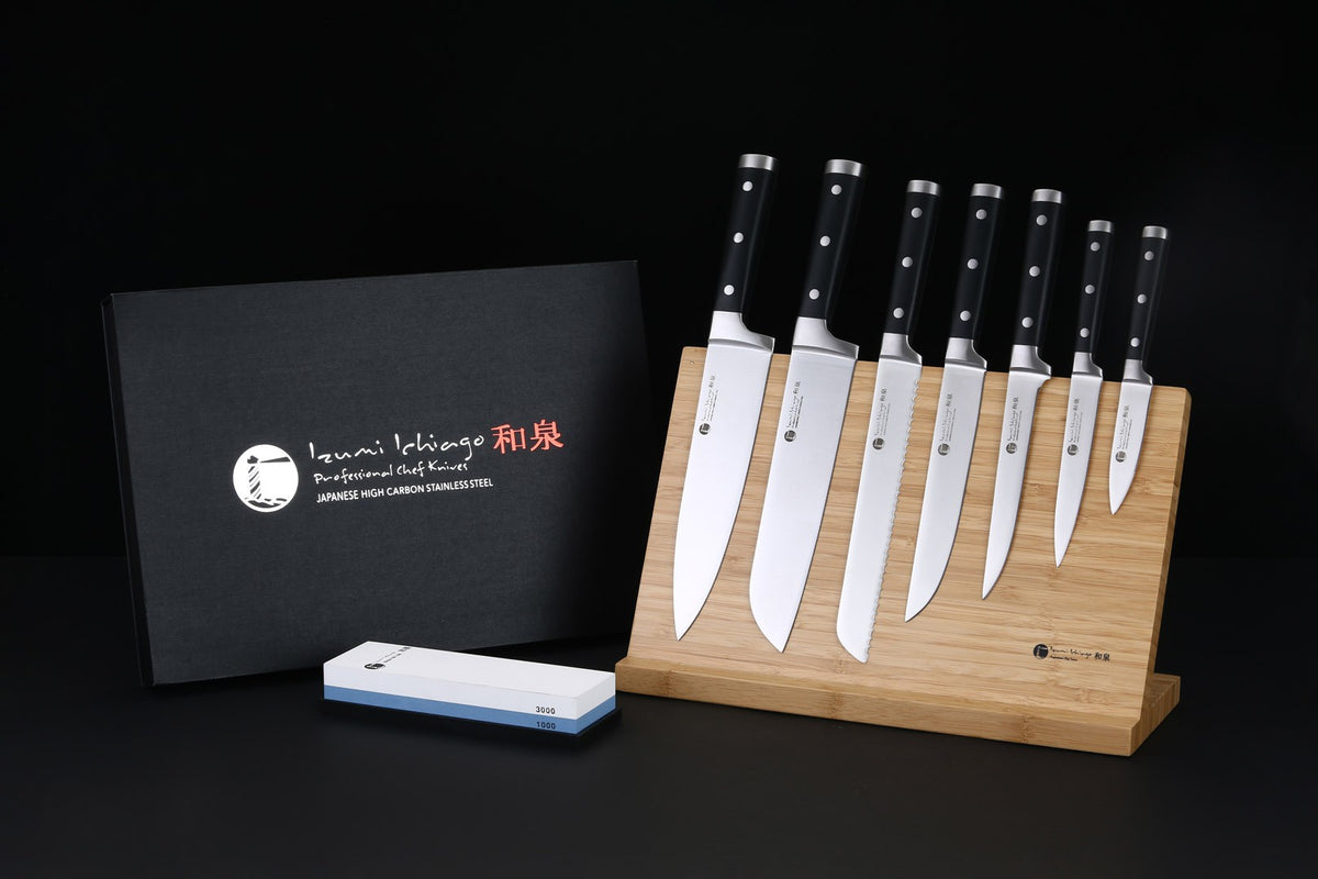 IZUMI ICHIAGO - 7-tlg. Kochmesser-Set "Professional Chef Knives" inkl. Bambustständer und Wasserschleifstein IZUMI ICHIAGO