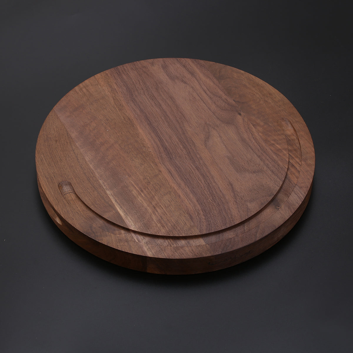 IZUMI ICHIAGO Rundes Schneidebrett / Hackbrett mit Saftrinne. Maße: 33.5x33.5x3cm / 1,6 kg Amerikanischem Walnußholz, mit Leinen-Öl behandelt + Kochmesser IZUMI ICHIAGO