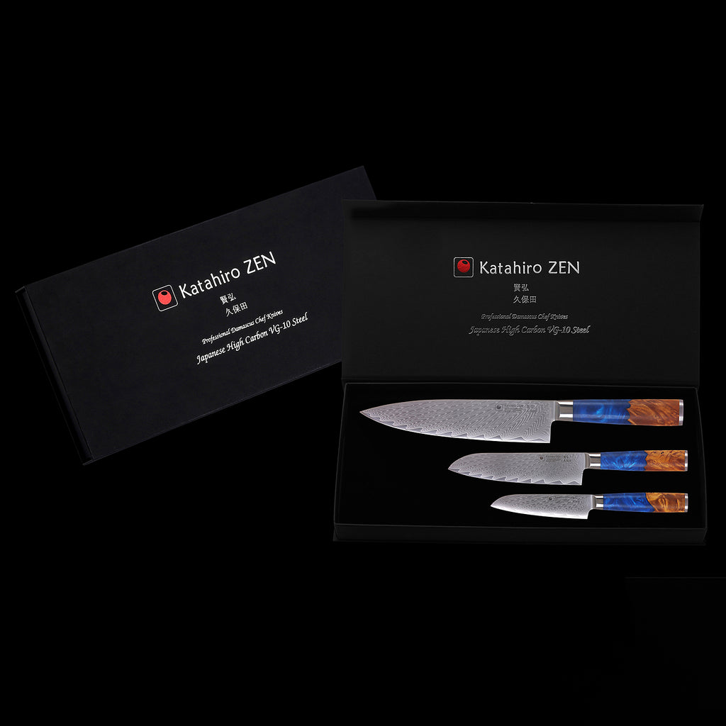 3-tlg. Katahiro Zen Damast Kochmesser-Set (8” Koch-, 7” Santoku-, 5” Santokumesser) Griff aus weißem Ahorn-Wurzelholz und blauem Acrylharz, mit Bambus Magnetmesserhalter und Wasserschleifstein (1000/3000) KATAHIRO ZEN