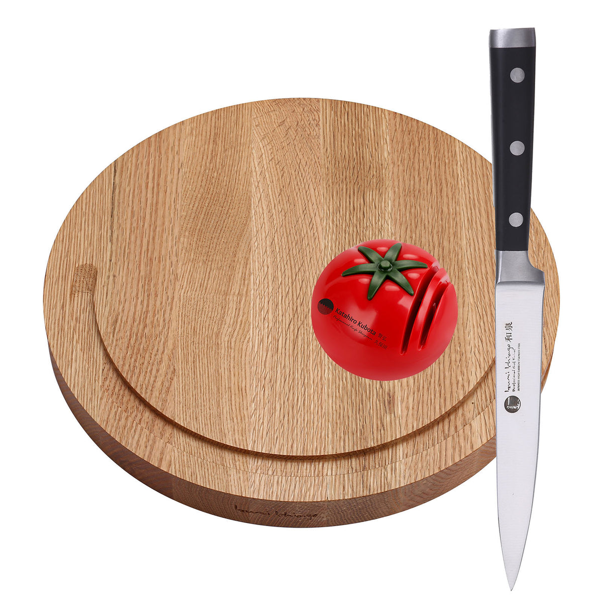 IZUMI ICHIAGO Rundes Schneidebrett / Hackbrett mit Saftrinne mit Gemüsemesser und Tomato Schleifstein . Maße: 33.5x33.5x3cm / 1,7 kg aus Eichenholz, mit Leinen-Öl behandelt IZUMI ICHIAGO