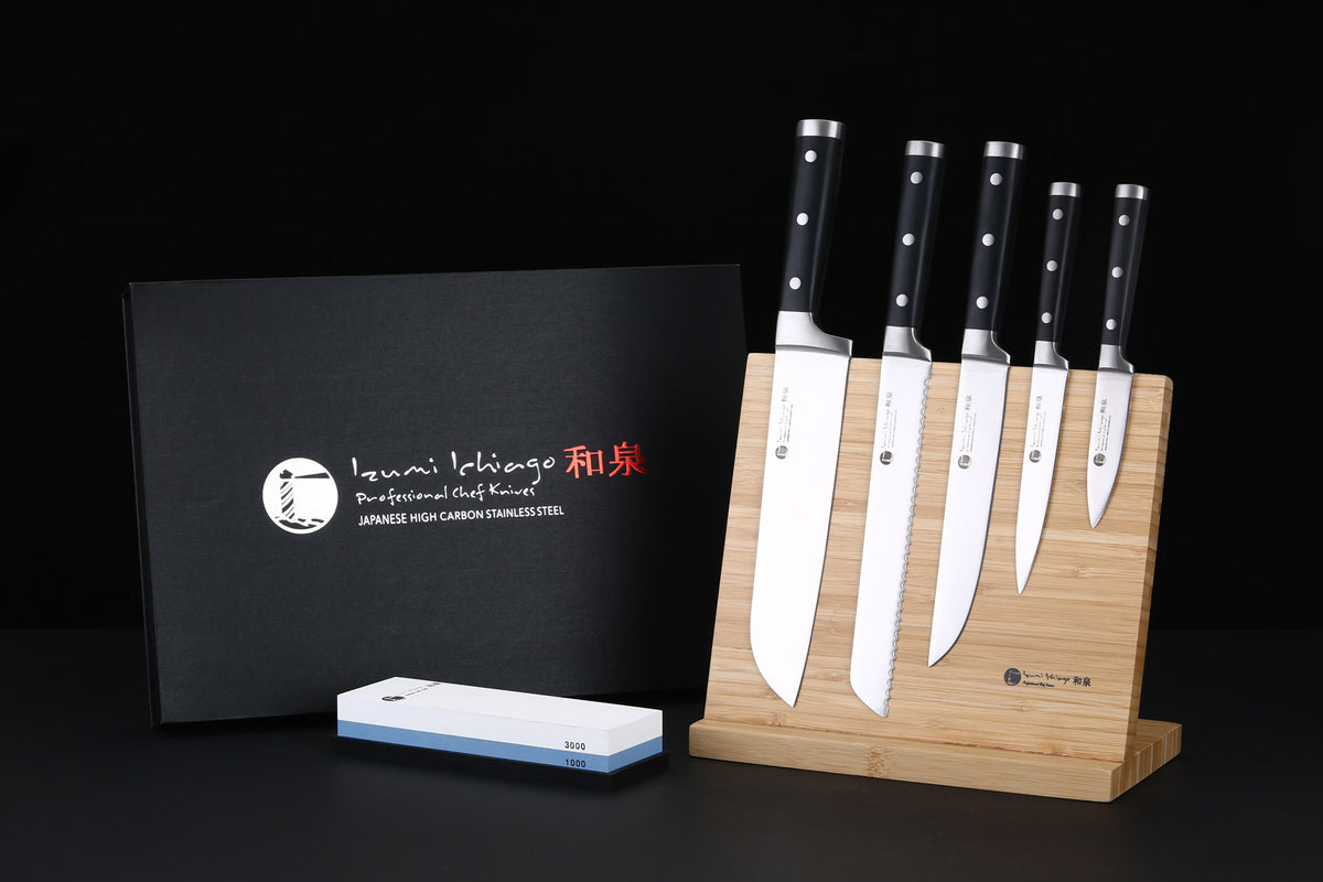 IZUMI ICHIAGO - 5-tlg. Santokumesser -Set "Professional Chef Knives" inkl..Bambus-Magnetmesserhalter und Wasserschleifstein IZUMI ICHIAGO